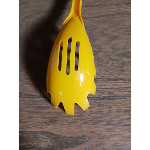 Vintage Yellow Ekco Pasta Server Fork - Picture 4 of 4